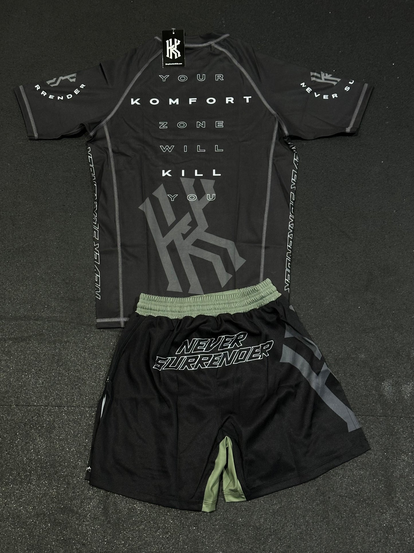 NEVER SURRENDER - MIX & MATCH - BLACK - RASH GUARD