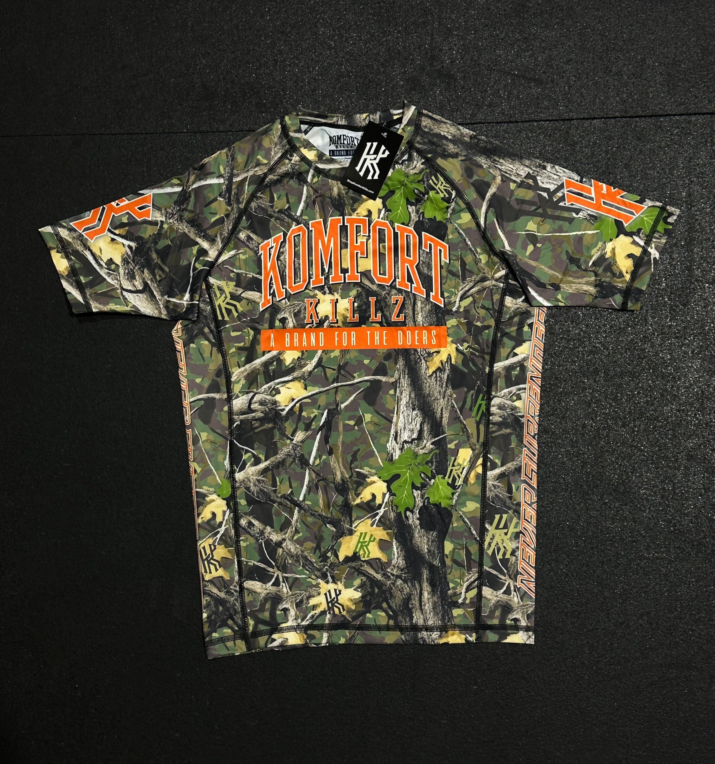 NEVER SURRENDER - CLASSIC CAMOUFLAGE- RASH GUARD – KOMFORT KILLZ