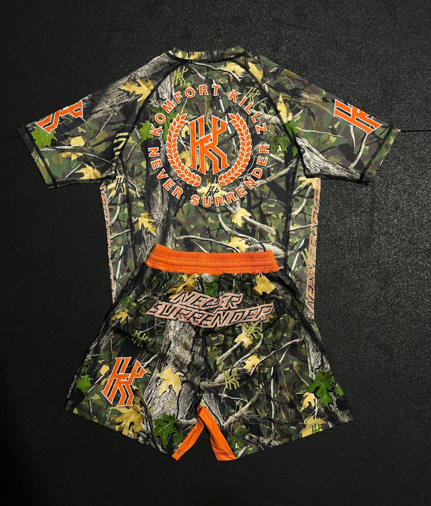 NEVER SURRENDER - CLASSIC CAMOUFLAGE- RASH GUARD