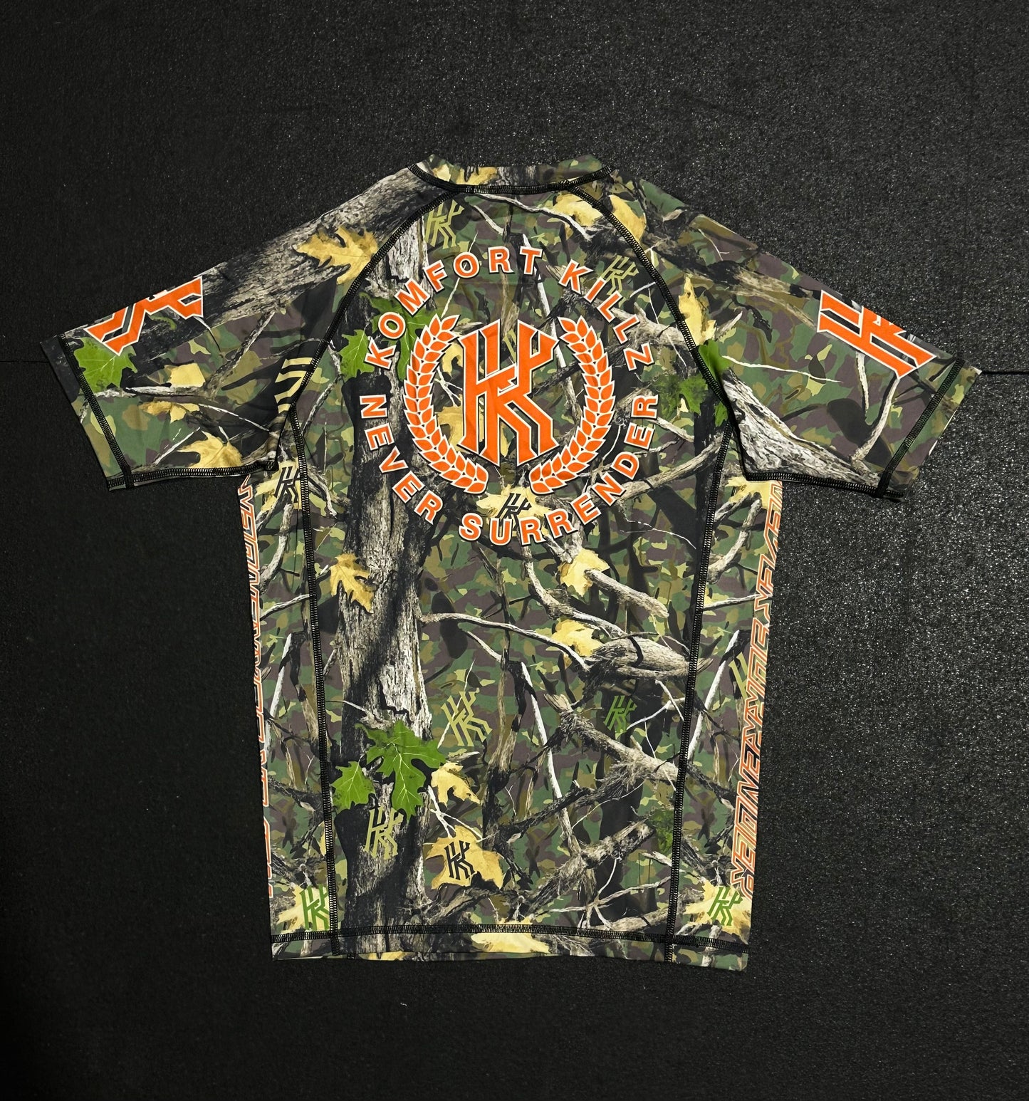 NEVER SURRENDER - CLASSIC CAMOUFLAGE- RASH GUARD