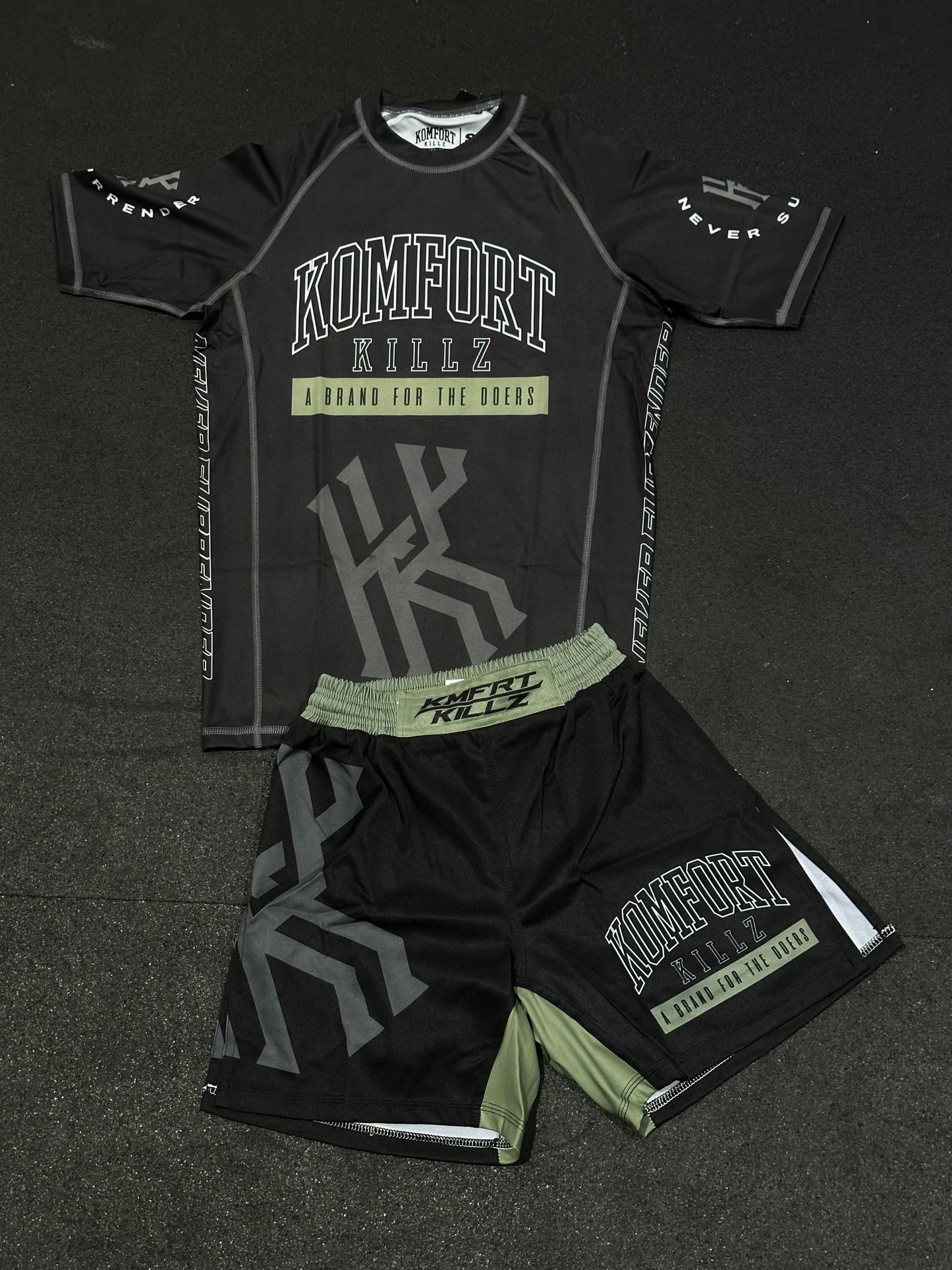 NEVER SURRENDER - MIX & MATCH - BLACK - RASH GUARD